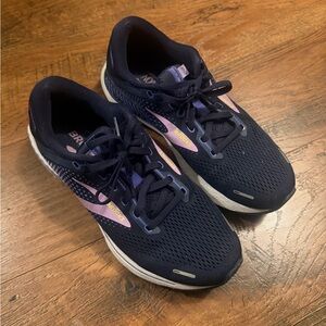 Brooks Women's Dark Blue and Lavender Sneakers